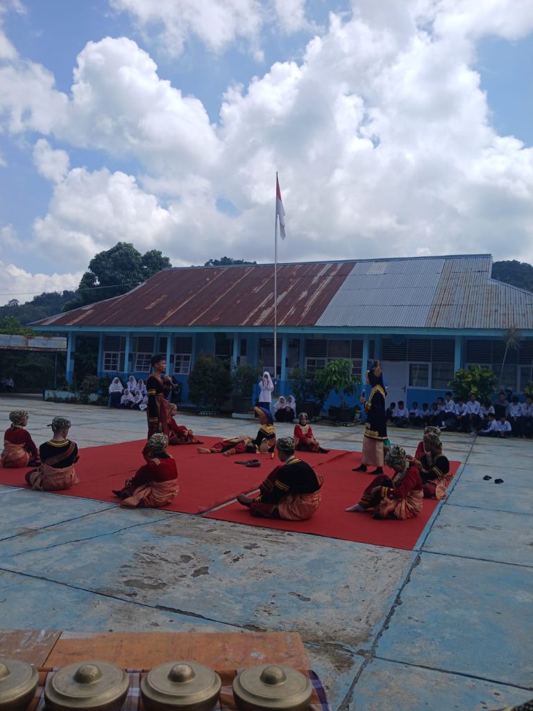 Praktek Seni Budaya yaitu Randai