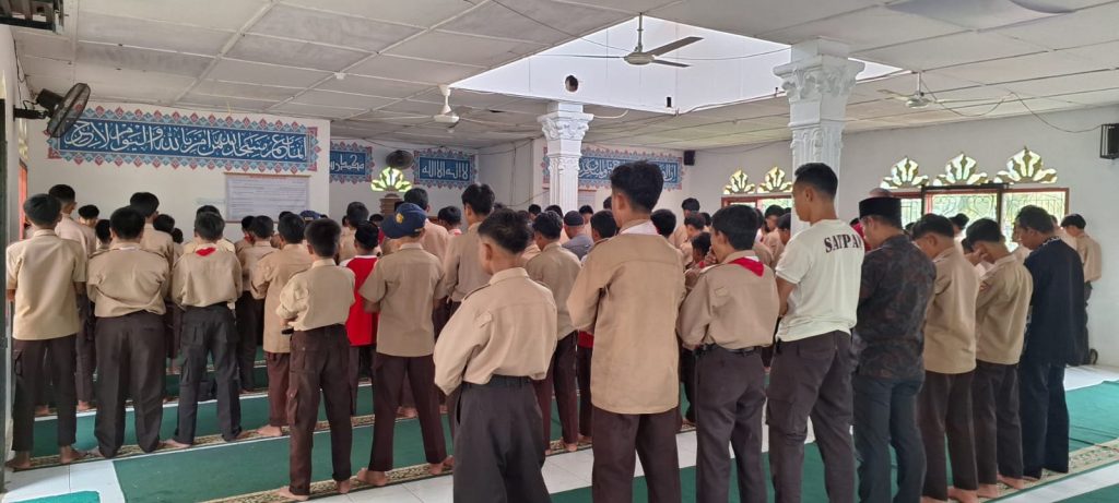 MTsN 4 Tanah Datar Laksanakan Salat Jumat