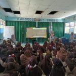 Siswi MTsN 4 Tanah Datar Ikuti Forum Annisa dengan Tema “Adab Pergaulan”