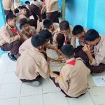 Ekstrakurikuler Pramuka MTsN 4 Tanah Datar Latih Keterampilan Tali Temali