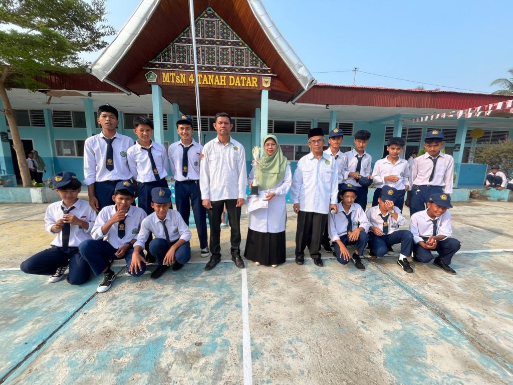 Kepala Madrasah Serahkan Hadiah Juara 1 Futsal kepada Tim MTsN 4 Tanah Datar