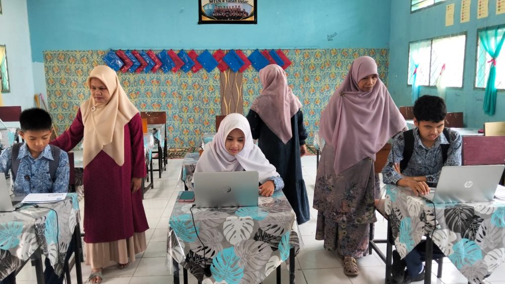 Siswa dan Siswi MTsN 4 Tanah Datar Mengikuti Simulasi OMI Matematika
