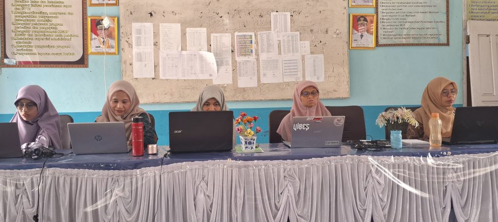 Guru MTsN 4 Tanah Datar Ikuti Ujian AKG